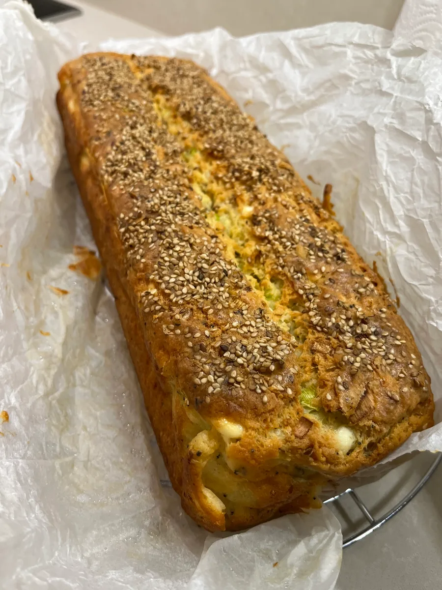 Най-вкусният безглутенов солен кекс (с праз, сирене и заквасена сметана)